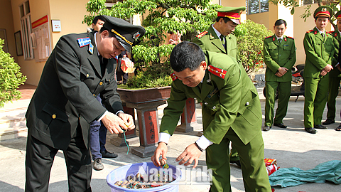 Chấp hành viên Cục THADS tỉnh (bên trái) tham gia tiêu hủy tang vật vụ án.