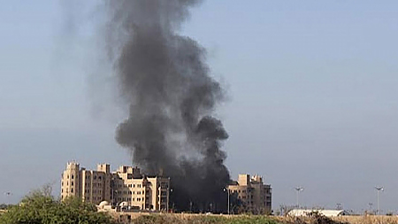 Khói đen bốc lên từ khách sạn al-Qasr, trụ sở của Chính phủ Yemen tại TP Aden (miền nam Yemen) ngày 6-10.