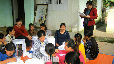 Tổ liên kết hàng thêu tay xuất khẩu, xã Yên Phú (Ý Yên) do chị Lê Thị Khanh làm tổ trưởng tạo việc làm thường xuyên cho khoảng 30 lao động với thu nhập ổn định.