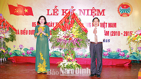 Đồng chí Trần Văn Chung, Phó Bí thư Tỉnh ủy, Chủ tịch HĐND tỉnh tặng hội nghị lẵng hoa tươi thắm.