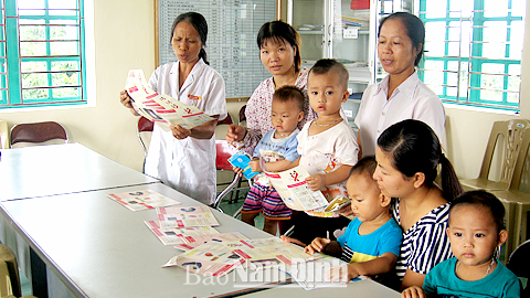 Truyền thông về phòng, chống dịch bệnh cho nhân dân tại Trạm Y tế xã Hải Nam.