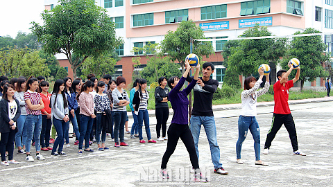 Giờ học bóng chuyền của sinh viên Trường Đại học Sư phạm Kỹ thuật  Nam Định.