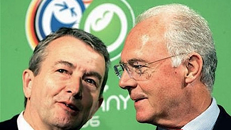 Huyền thoại bóng đá Đức Franz Beckenbauer (phải) trò chuyện với Chủ tịch đương nhiệm của Liên đoàn Bóng đá Đức (DFB) Wolfgang Niersbach. (ảnh: AP)