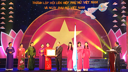 Thay mặt lãnh đạo Đảng, Nhà nước, Phó Thủ tướng Nguyễn Xuân Phúc trao Huân chương Độc lập hạng Nhất cho Hội Liên hiệp Phụ nữ Việt Nam.