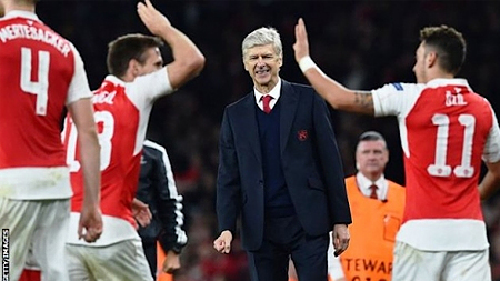 Niềm vui chiến thắng của thầy trò HLV A. Wenger.