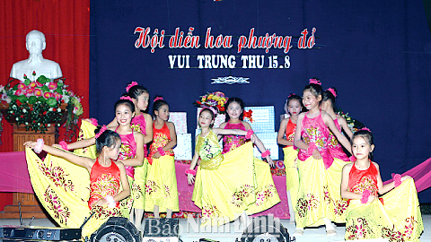 Một tiết mục trong hội diễn văn nghệ “Hoa Phượng Đỏ” dịp Rằm Trung thu 2015 ở xã Mỹ Hà.