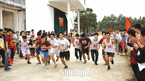 Các VĐV tranh tài tại Giải việt dã huyện Ý Yên năm 2015.