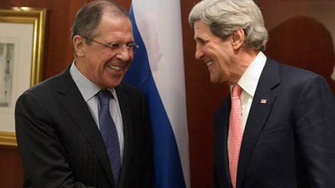 Ngoại trưởng Nga Lavrov và ngoại trưởng Mỹ Kerry gặp nhau tại Moscow - Ảnh: RIA-Novosti