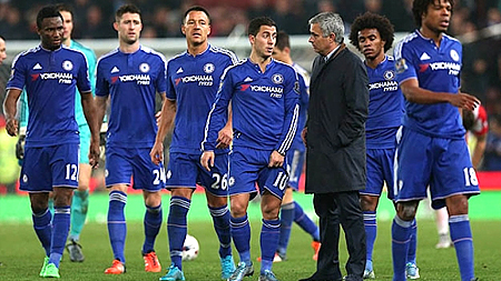 Nỗi thất vọng của thầy trò HLV Mourinho sau trận đấu. (ảnh: Reuters)