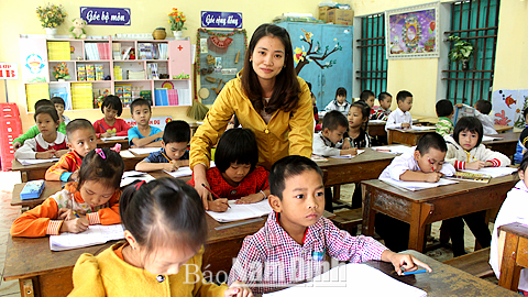 Cô giáo Trần Thị Ngọc Ánh, Bí thư chi đoàn giáo viên Trường Tiểu học Mỹ Thành (Mỹ Lộc) trong giờ lên lớp.