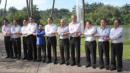 Các trưởng đoàn dự ADMM Hẹp và Tổng thư ký ASEAN.