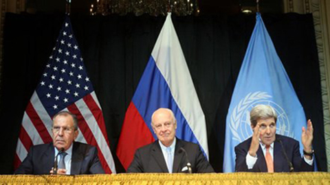 Ngoại trưởng Nga Lavrov (trái), đặc phái viên về Syria của LHQ Staffan de Mistura và Ngoại trưởng Mỹ John Kerry tại cuộc họp báo sau hội nghị về Syria tại Vienna, Áo ngày 30/10 vừa qua. Ảnh: AP