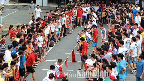 Thi kéo co trong Hội thao ngành Ngân hàng Nam Định năm 2015.