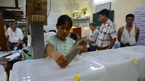 Cử tri Mi-an-ma bỏ phiếu sớm tại một điểm bầu cử ở Dăng-gun ngày 6-11. Ảnh: AFP/TTXVN