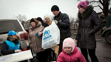 Nhân viên Cao ủy LHQ về người tị nạn (UNHCR) phát hàng viện trợ cho người dân ở miền đông Ucraina. (Ảnh: UNHCR)