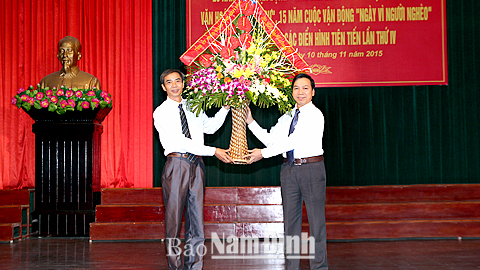 Đồng chí Trần Văn Chung, Phó Bí thư Thường trực Tỉnh ủy, Chủ tịch HĐND tỉnh tặng lẵng hoa tươi thắm cho hội nghị.