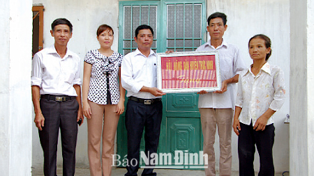 Cán bộ Hội Nông dân huyện Trực Ninh (bên trái) trao tặng Nhà Tình nghĩa cho gia đình anh Trần Văn Khai, hội viên nông dân có hoàn cảnh khó khăn ở xóm 5, thôn Hưng Đễ, xã Trực Hưng. 