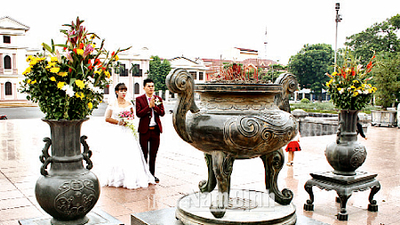 Tại Thành phố Nam Định, cô dâu, chú rể trong ngày cưới thường đến dâng hương trước Tượng đài Trần Hưng Đạo để tưởng nhớ và thành kính tri ân công lao của vị Anh hùng dân tộc.