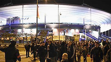 Cảnh sát phong tỏa bên ngoài sân vận động Stade de France, phía bắc thủ đô Paris sau loạt vụ nổ, ngày 13-11.