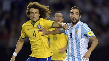 D. Luiz (áo vàng, Brazil) tranh bóng với Higuain.