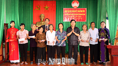 Đồng chí Trần Văn Chung, Phó Bí thư Thường trực Tỉnh ủy, Chủ tịch HĐND tỉnh tặng quà cho các hộ gia đình có hoàn cảnh khó khăn của khu dân cư xóm 10, xã Hải Phương, huyện Hải Hậu.