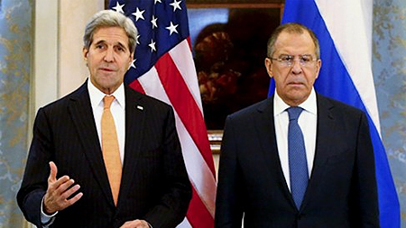 Ngoại trưởng Mỹ Kerry (trái) và Ngoại trưởng Nga Lavrov. Ảnh: Reuters.