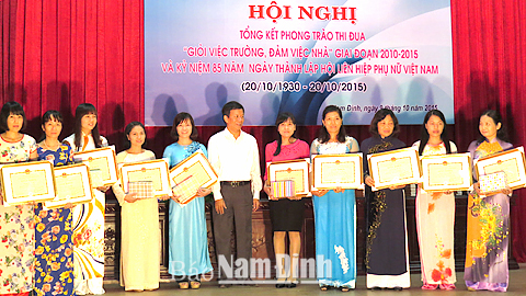 Những nữ giáo viên đạt danh hiệu “Giỏi việc trường - đảm việc nhà” của ngành GD và ĐT tỉnh giai đoạn 2010-2015.