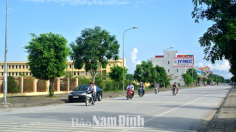 Tuyến Quốc lộ 21A trên địa bàn thị trấn là trục không gian chính của đô thị Quất Lâm.