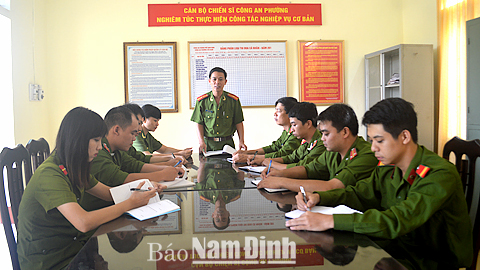 Công an phường Cửa Nam (TP Nam Định) giao ban tình hình ANTT và công tác giáo dục, quản lý người nghiện ma túy cai nghiện tại gia đình và cộng đồng.