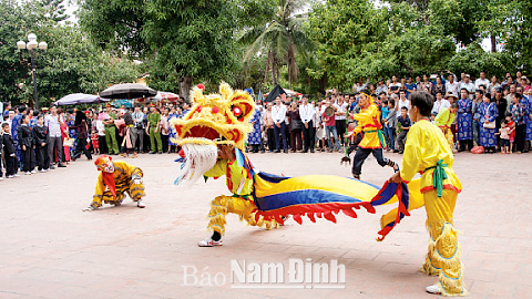 Múa sư tử trong lễ hội Trần 2015 tại Di tích lịch sử - văn hoá quốc gia Đền Bảo Lộc, xã Mỹ Phúc (Mỹ Lộc).