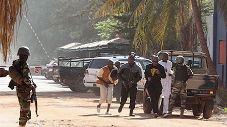 Con tin được giải thoát trong vụ tấn công khách sạn Radisson Blu.