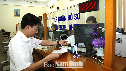 Tiếp nhận hồ sơ thu BHXH, BHYT tại cơ quan BHXH tỉnh.