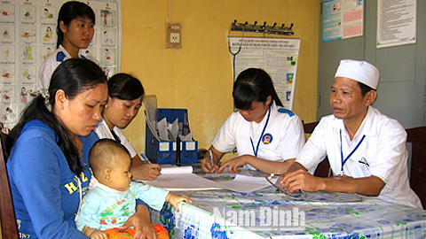 Khám và tư vấn phòng chống bệnh truyền nhiễm cho trẻ tại Trạm Y tế xã Tam Thanh (Vụ Bản).