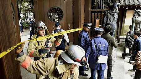 Cảnh sát điều tra tại hiện trường vụ nổ. Ảnh: Reuters.