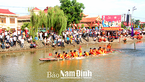 Đội bơi chải nam xã Nghĩa Sơn đoạt giải nhất tại Giải bơi chải huyện Nghĩa Hưng năm 2015.