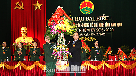 Đồng chí Trần Văn Chung, Phó Bí thư Thường trực Tỉnh ủy, Chủ tịch HĐND tỉnh tặng đại hội lẵng hoa tươi thắm.