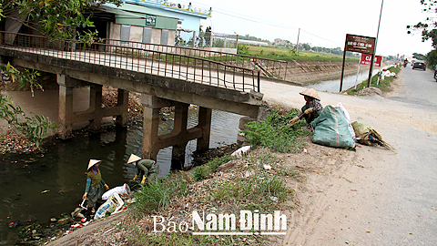 Nhân dân xã Mỹ Phúc (Mỹ Lộc) thu gom rác thải, góp phần BVMT nơi sinh sống.