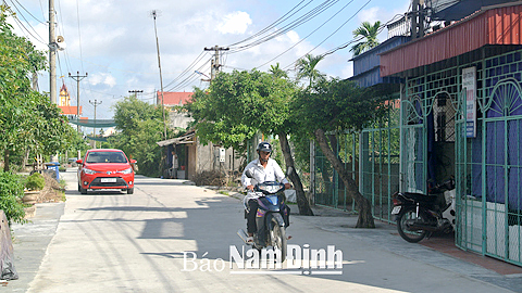 Đường dong ngõ tổ dân phố 4, Thị trấn Yên Định (Hải Hậu) được đầu tư đồng bộ với mặt rộng 5m.