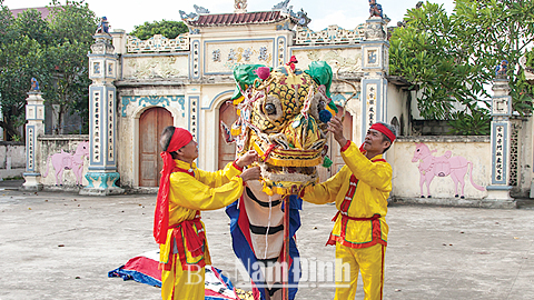 Đội múa lân sư rồng làng Vĩnh Lại, xã Vĩnh Hào chuẩn bị cho buổi tập.