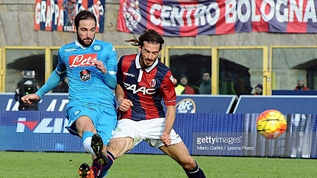 Cú đúp của Higuain (áo xanh) vẫn không giúp Napoli tránh khỏi trận thua Bologna.