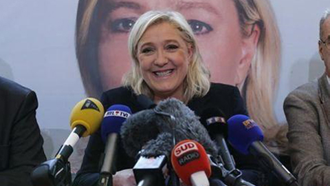 Lãnh đạo Đảng cực hữu Mặt trận Quốc gia Marine Le Pen phát biểu tại cuộc họp báo ở Lille