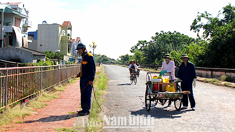 Công nhân Cty TNHH một thành viên Công trình đô thị Nam Định phun thuốc khử trùng tiêu độc BVMT khu dân cư. 