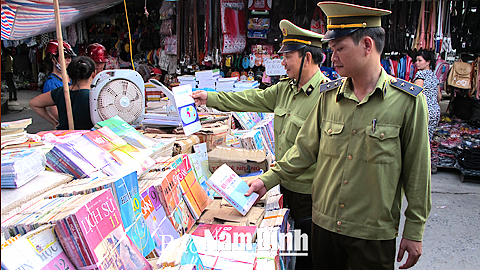 Lực lượng quản lý thị trường kiểm tra sách giáo khoa, đồ dùng học tập lưu thông trên địa bàn huyện Hải Hậu. 