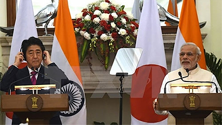 Thủ tướng Narendra Modi (phải) và Thủ tướng Shinzo Abe (trái) tại New Delhi. (Nguồn: Kyodo/TTXVN)