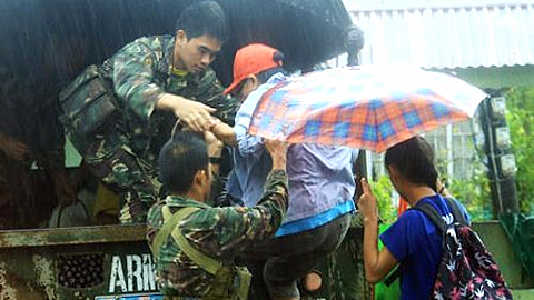 Người dân Philippines đi sơ tán vì bão Melor. Ảnh: TTXVN