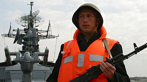 Một lính Nga cầm súng AK đứng trên tàu hộ vệ Smetlivy. Ảnh: Sputnik.