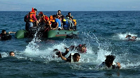 Người tị nạn vượt Địa Trung Hải tới đảo Lesbos (Hy Lạp). (Ảnh: AP)