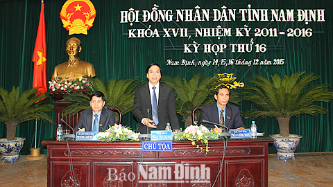 Đồng chí Trần Văn Chung, Phó Bí thư Thường trực Tỉnh ủy, Chủ tịch HĐND tỉnh phát biểu tại phiên thảo luận tại hội trường.