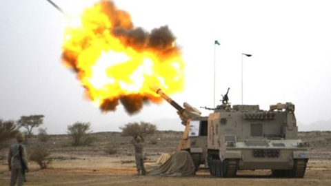 Quân Saudi Arabia đang pháo kích vào một vị trí của phiến quân ở Yemen. (Ảnh:Reuters).