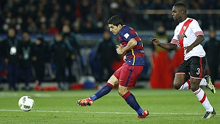 Tiền đạo Luis Suarez (trái) lập cú đúp trong chiến thắng 3-0 của Barca. (Ảnh: Reuters)